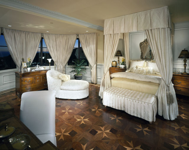 Фотография дизайна современной спальни в коттедже