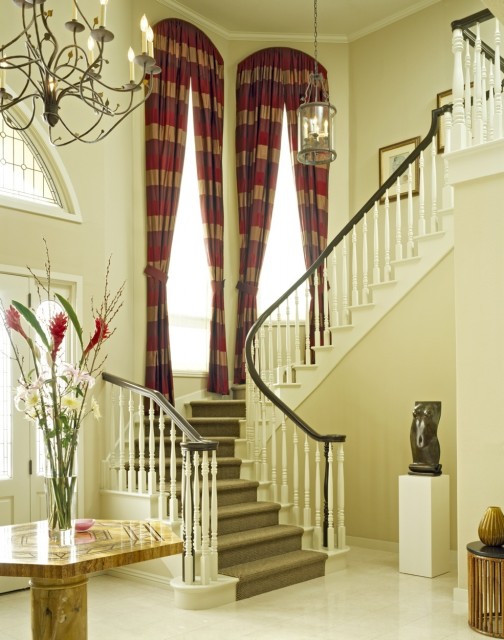 Фотография парадной лестницы с бордовыми шторами